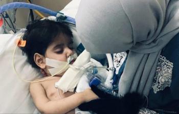 الطفل مع والدته قبيل الإعلان عن وفاته (أسوشيتد برس)