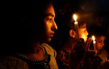 أطفال  فلسطينيون يحتجون على أزمة الكهرباء بغزة (أ ف ب)
