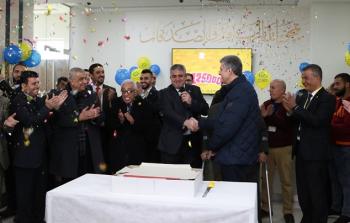 البنك يسلم الفائز الجائزة