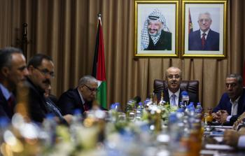 جانب من جلسة الحكومة بغزة اليوم (أ ف ب)