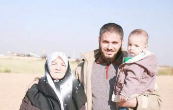 الشهيد شاهر المدهون ووالدته وطفله عبد الله 