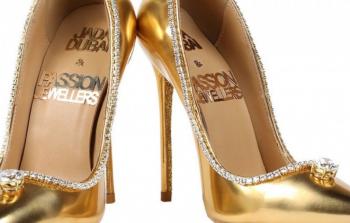 صورة أرشيفية لحذاء مصنوع من الذهب ومزين بالالماس