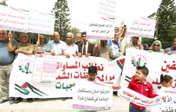 وقفة لموظفي السلطة بغزة للمطالبة بصرف  رواتبهم (تصوير / رمضان الأغا)