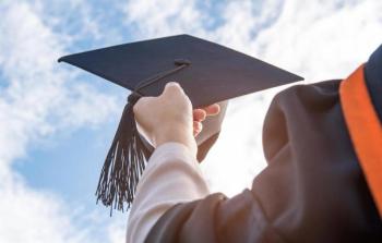  إكمال الدراسات العليا ليس وسيلة للحصول على وظيفة