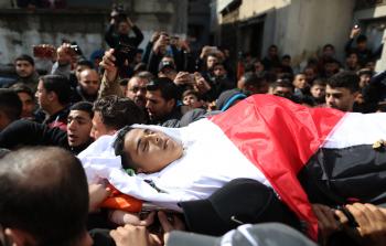 جانب من تشييع جثمان الشهيد الفتى حمزة اشتيوي (تصوير - محمود أبو حصيرة)