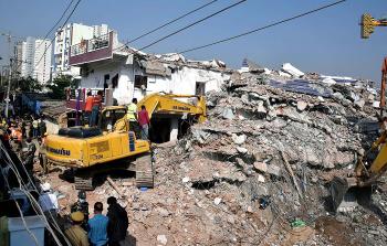 المبنى المنهار في الهند - (أ ف ب)