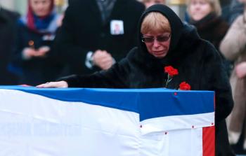 أرملة كارلوف خلال حفل وداع رسمي لجثمانه في مطار أنقرة (أ ف ب)