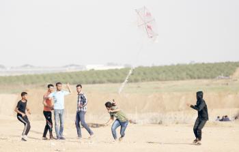 شبان يحاولون إطلاق طائرة ورقية تجاه الأراضي المحتلة عام 48 شرق القطاع (أرشيف)