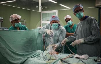 الوفد الطبي التركي أثناء إحدى العمليات الجراحية