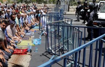 فلسطينيون يؤدون الصلاة أمام الأقصى احتجاجاً على البوابات الالكترونية (أ رشيف)