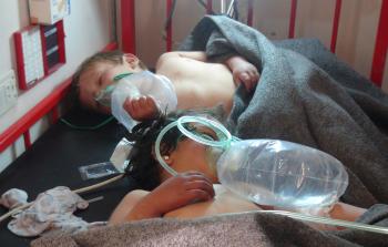 أطفال مصابون جراء القصف الكيماوي للنظام السوري على خان شيخون (الأناضول)