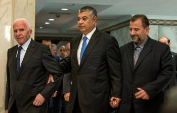 وزير المخابرات المصري يتوسط القياديين العاروري (يمين) والأحمد بعد توقيع المصالحة