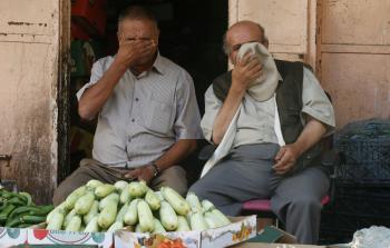 مواطنون مصابون بالاختناق جراء إطلاق قوات الاحتلال قنابل غاز (أ ف ب)