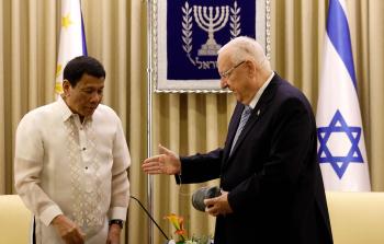 ريفلين (يميناً) والرئيس الفليبني (يساراً) (أ ف ب)