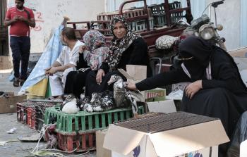 نساء يعملن في بيع الطيور برفح (أ ف ب)