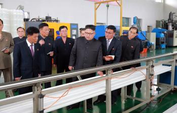 الزعيم الكوري الشمالي كيم جونغ أون يزور مصنع للمعدات العسكرية (أ ف ب)