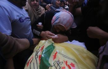 مواطنون يشيعون جثمان الشهيد النجار (تصوير / ياسر فتحي)