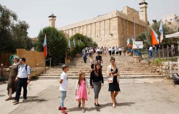 الاحتلال يسمح لمستوطنيه بانتهاك حرمة المسجد الإبراهيمي (أ ف ب)
