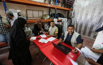 جانب من توزيع المساعدات التركية بغزة اليوم (الأناضول)