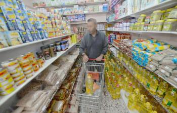 أحد المستفيدين من القسائم الشرائية لبرنامج الغداء العالمي الذي تطرحه وزارة التنمية الاجتماعية (أرشيف)