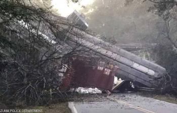 ما بين 15 إلى 30 عربة سقطت على الطريق السريع 