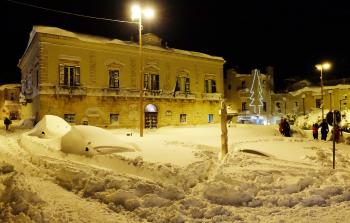 جانب من موجة الثلوج التي تغطي أحد شوارع إيطاليا (أ ف ب)