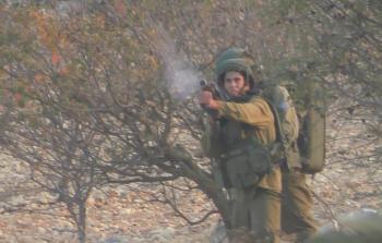 جنود الاحتلال يطلقون القنابل الدخانية على المواطنين