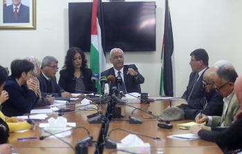 جانب من المؤتمر الصحفي لعريقات (الأناضول)