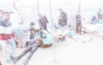 مصابون يتلقون العلاج في مخيم العودة