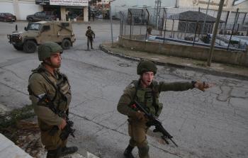 الاحتلال يواصل التضييق على المواطنين بالضفة (الأناضول)