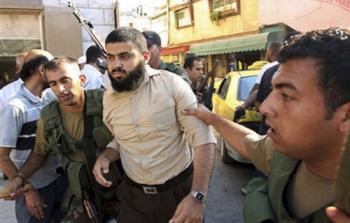 صورة أرشيفية لاعتقال أجهزة السلطة لمواطن على خلفية سياسية 