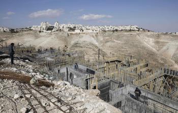 جانب من أعمال البناء المستمرة في مستوطنة 