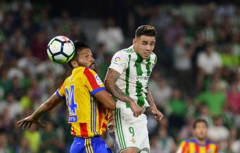 جانب من مباراة فالنسيا وريال يبتيس (أ ف ب)