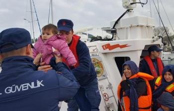 خفر السواحل التركي ينقذ مهاجرين غير نظاميين (الأناضول)