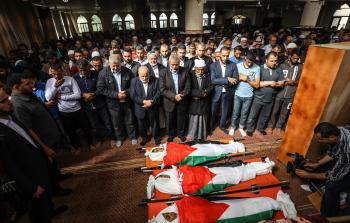 جانب من تشييع الشهداء الثلاثة في دير البلح (الأناضول)