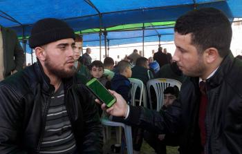 الزميل يحيى اليعقوبي أثناء إجراء المقابلة مع شقيق الصياد