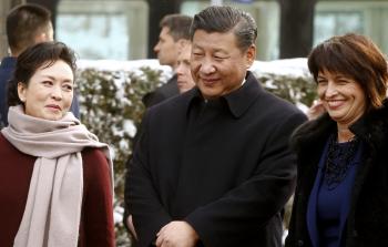 الرئيس الصيني شي جين بينغ (وسط) أثناء وصوله لسويسرا للمشاركة في 