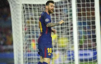 ميسي خلال مباراة برشلونة أمس (أ ف ب)