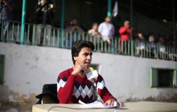 الفتى معمر أثناء تعليقه على مباراة محلية بغزة 