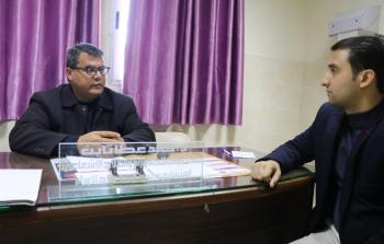 الزميل نبيل سنونو أثناء حواره مع الضيف