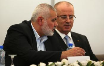 الحمد الله (يميناً) وهنية (يساراً) بغزة أمس (أ ف ب)