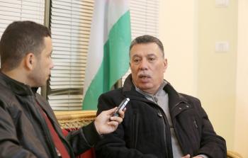 الزميل يحيى اليعقوبي أثناء إجرائه المقابلة 