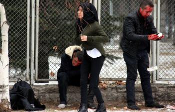 مصابون جراء الهجوم في تركيا ينتظرون إسعافهم (أ ف ب)