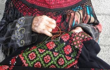 الفلسطينيات يحرصن على ارتداء الثوب الفلسطيني في كل المناسبات