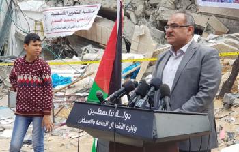 جانب من المؤتمر الصحفي أمام أنقاض بناية