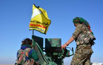 قوات سوريا الديموقراطية تتلقى دعماً أمريكياً في قتال تنظيم الدولة الإسلامية (أرشيف)