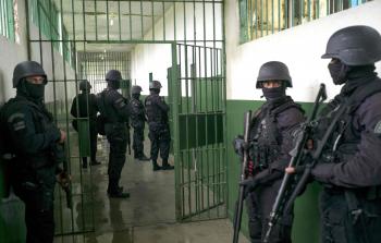 قوات العمليات الخاصة البرازيلية تراقب الوضع في السجن - (أ ف ب)