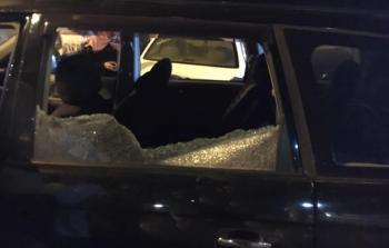 سيارة فلسطينية رشقها المستوطنون بالحجارة 