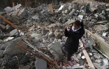 أنقاص منزل هدمه الاحتلال في بيت حنينا بالقدس (أ ف ب)