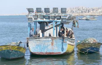 رغم ضيق مساحات الصيد إلا أن الصيادين لم يسلموا من تهديدات زوارق الاحتلال (تصوير / ياسر فتحي)